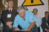 O governador Roberto Requi�o assinou o decreto que regulamenta a Lei de Rotulagem nos produtos e ingredientes que cont�m transg�nicos e o decreto que estabelece crit�rios ambientais nas licita��es. Da esq. para a dir.: o vice governador e secret�rio da Agricultura Orlando Pessuti, o governador Roberto Requi�o, o presidente da Codapar Ney Caldas, e o presidente da Copel Rubens Ghilardi. Foto Julio Covello-SECS 